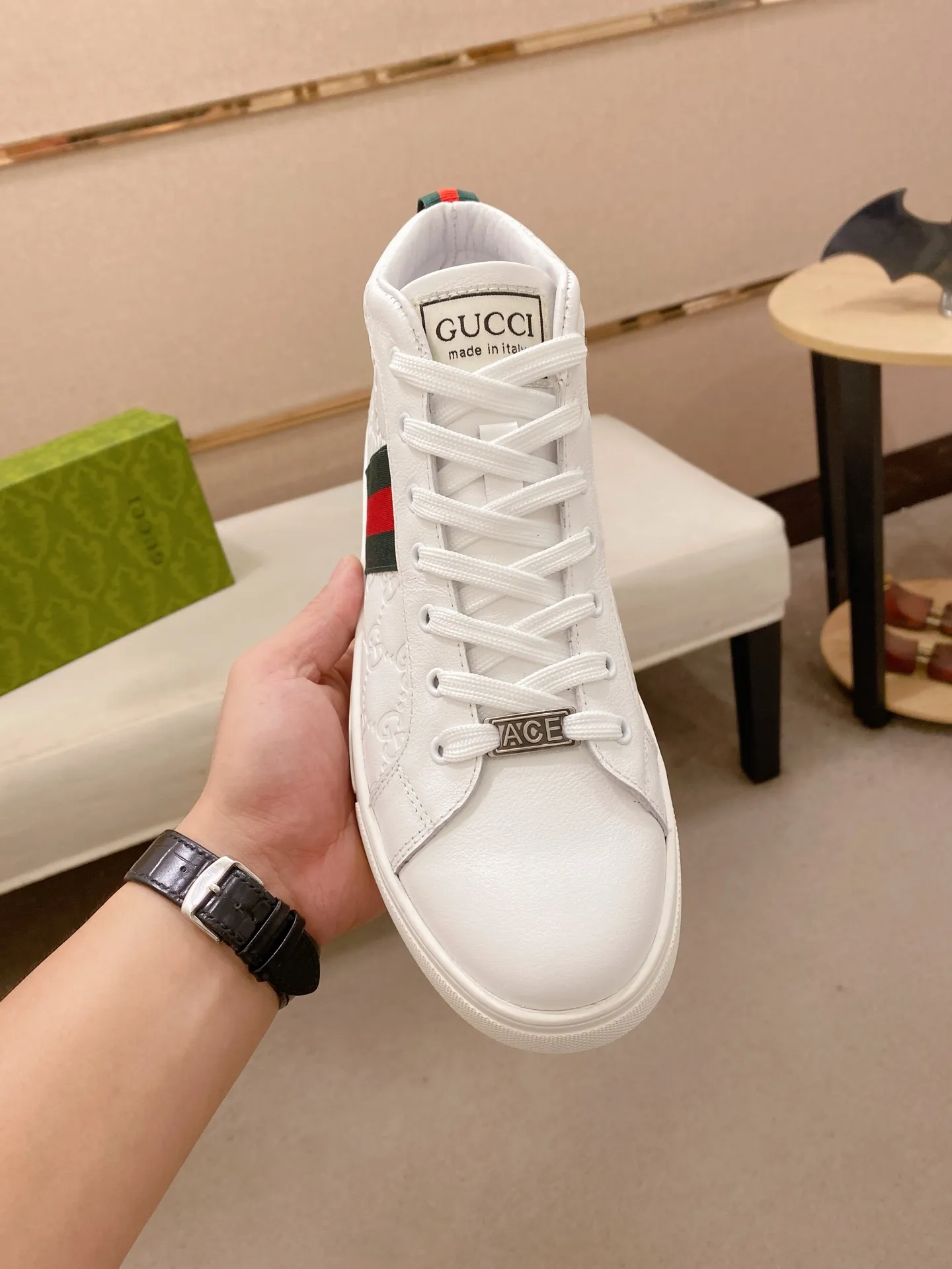 Factory price: 480💰 (GUCCI) The latest model from the official website 🎁🎁Casual and fashionable men's shoes👟, hot style 💥The version is simple and elegant, exclusive for trendy men. Unique official website latest brand elements 👑Gucci original decoration, fashionable and generous, the fabric is original cowhide ✅sheepskin lining, the official website specifies wear-resistant casual outsole, the classic model is taken in kind at the counter🎬38-44 (45 is not returned or exchanged)